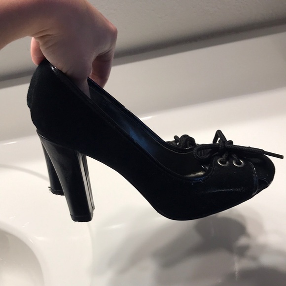 Chic Black Women's Heels with Bow Accent - Picture 6 of 6